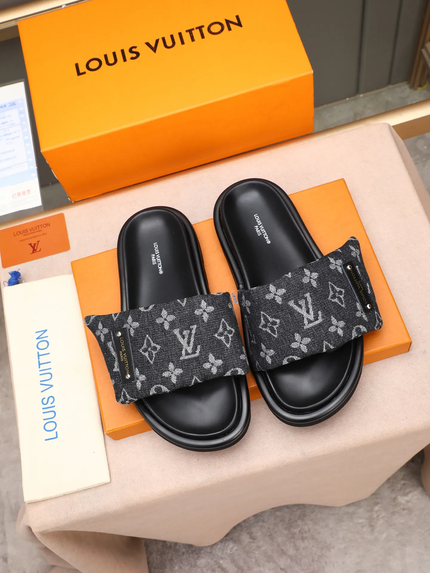 PP360 [LOUIS VUITTON] Louis Vuitton, LV printing, men's and women's slippers are on the market. The drawer box packaging comes with a cloth bag and a card. The upper pattern looks very soft and waxy, and it is a super versatile leg slimming tool. Fabric: imported denim/canvas/old fabric, LV hardware LOGO, official website pattern printing, comfortable to wear, feet: high-elastic PU water table. Sole: foam sole, heel height: about 5cm. Code number: 35-46, 35, 45, 46 are custom-made and non-returnable. Color: multiple colors and styles available.